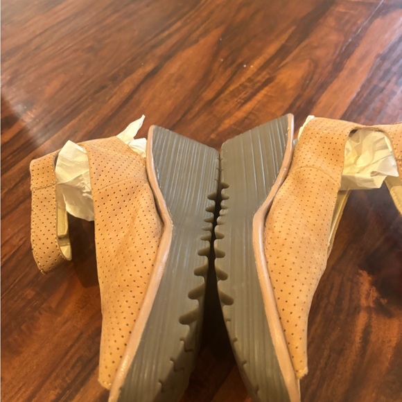 Like New~ Designer Fly London Women's Tan Wedge Sandals~ Size:39 (8.5/9) - Picture 3 of 5